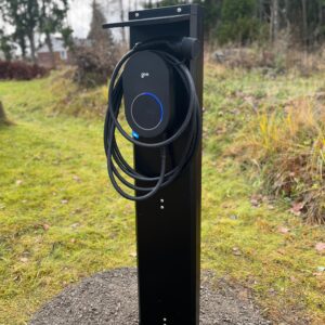 Latausaseman asennuspylväs