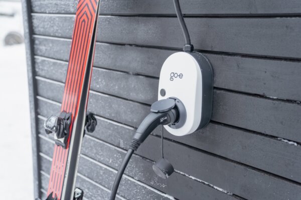 sähköauton latausasema go-e Charger Gemini talvella